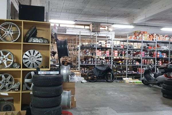 Azienda in vendita: Vendo attivita' comm. di ricambi piu' locale sito in Savona.    a Savona - Ingrosso e Distribuzione - Immagine principale