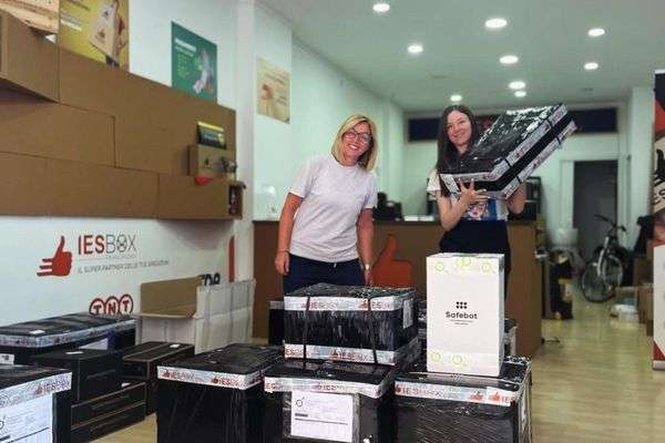 Azienda in vendita: Avviata Agenzia di spedizioni,CLIENTI PMI e PRIVATI a Taranto - Logistica e Trasporti - Immagine principale