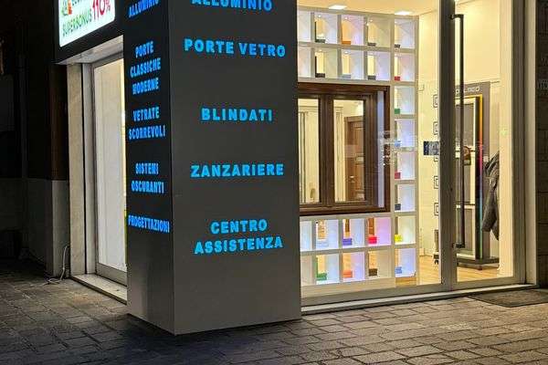 Azienda in vendita: Vendesi Società Srl - settore infissi - 4 negozi  a Cosenza - Materiali Edili e Showroom - Immagine principale