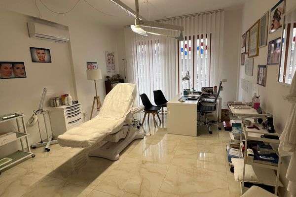 Azienda in vendita: Vendo ambulatorio medico completamente arredato al primo Pian0 a Andria - Studi Medici e Poliambulatori - Immagine principale
