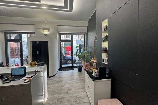Azienda in vendita: CEDESI PARRUCCHIERE – MILANO CORSO COMO / PORTA NUOVA – 2 VETRINE a Milano - Parrucchieri - Immagine principale