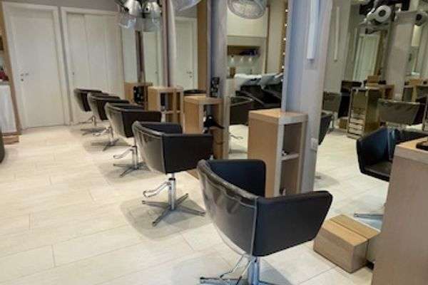 Azienda in vendita: Cedesi avviato salone di 40 mq – Zona Centralissima Riccione a Riccione - Parrucchieri - Immagine principale