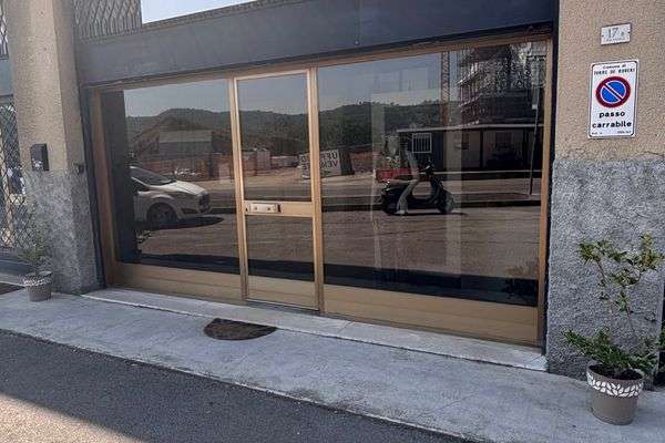 Azienda in vendita: Sartoria arredata su strada principale -
Cessione attività
 a Bergamo - Attività artigianali e professionali - Immagine principale