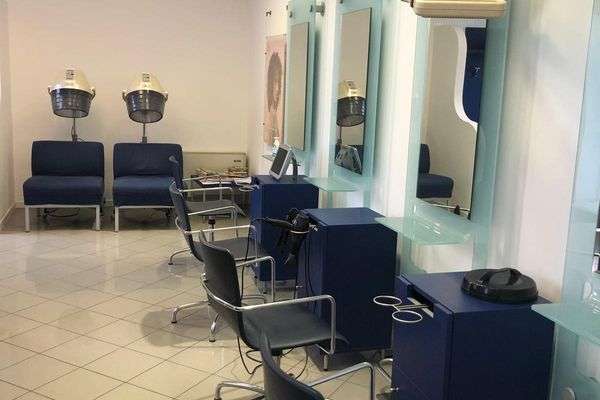 Azienda in vendita: Cedesi Storico Salone di parrucchiera – Mura + Attività a Sesto al Reghena - Parrucchieri - Immagine principale