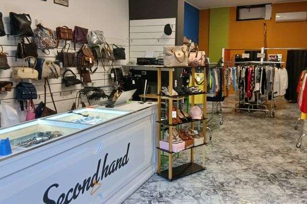 Azienda in vendita: Attività di abbigliamento usato secondhand uomo donna . a Foggia - Moda e abbigliamento - Immagine principale
