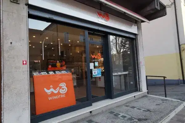 Azienda in vendita: Negozio di Telefonia e Riparazione Smartphone a Valdagno - Elettronica di consumo - Immagine principale