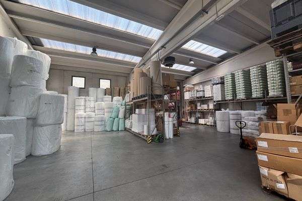Azienda in vendita: Cedesi attività trentennale commercio ingrosso  a Bregnano - Ingrosso e Distribuzione - Immagine principale