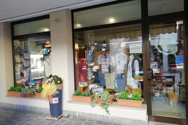 Azienda in vendita: Cedesi attività di commercio d'abbigliamento a Bagnolo in Piano - Negozi - abbigliamento - Immagine principale
