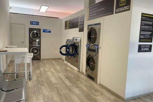 Azienda in vendita: Cedesi Attività avviata 3-in-1 (Lavanderia Self-abbigli-sartoria a Reggio Emilia - Negozi - abbigliamento - Immagine principale