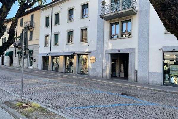 Azienda in vendita: Vendesi storica attività di commercio illuminaz. e complem.arredo a Sondrio - Mobili e Arredamento - Immagine principale