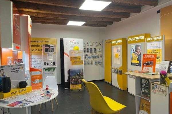 Azienda in vendita: ATTIVITà NEGOZIO TELEFONIA-ASSISTENZA-RIPARAZIONE a Bergamo - Servizi informatici e tecnologia - Immagine principale