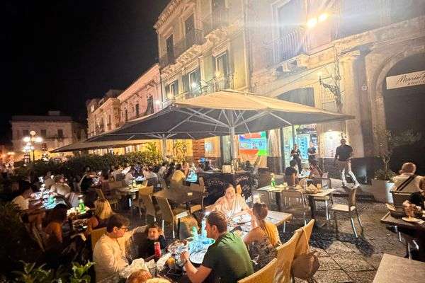 Azienda in vendita: Cedesi attività di ristorazione, pizzeria,bar, gelateria,catering a Acireale - Ristoranti - Immagine principale