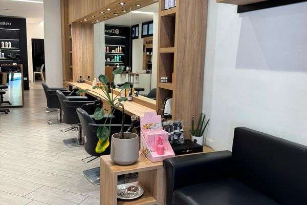 Azienda in vendita: Salone di parrucchiere. In cerca del suo prossimo capitolo. a Casapulla - Parrucchieri - Immagine principale