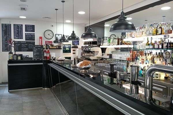 Azienda in vendita: Bar e cucina zona ospedale arredamento nuovo  a Vercelli - Bar - Immagine principale