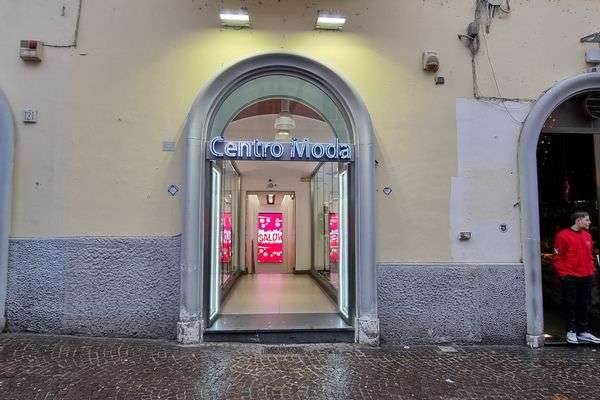 Azienda in vendita: CEDESI ATTIVITÀ COMMERCIALE / LOCALE DI AMPIA METRATURA – NAPOLI  a Napoli - Moda e abbigliamento - Immagine principale