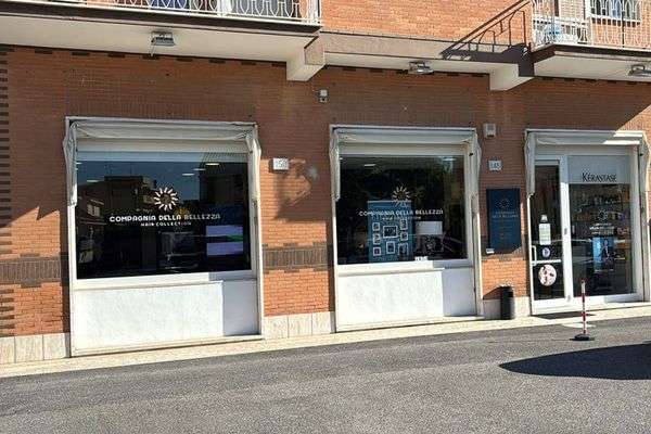 Azienda in vendita: Vendo per cambio residenza attività avviata dal 1998 a Roma - Parrucchieri - Immagine principale