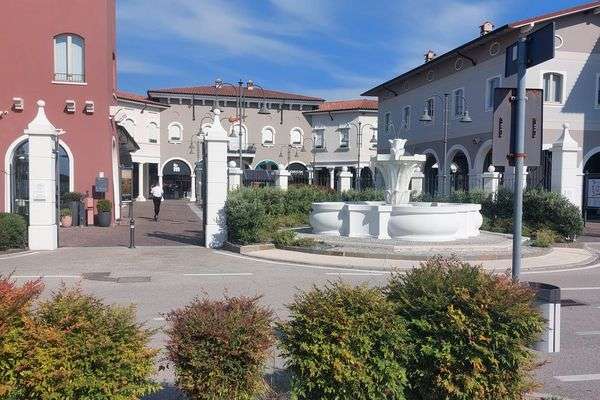 Azienda in vendita: OUTLET MANTOVA VILLAGE cessione attività abbigliamento a Mantova - Moda e abbigliamento - Immagine principale