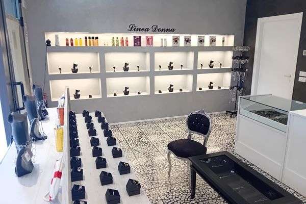 Azienda in vendita: Negozio bigiotteria, profumi e accessori moda – Darfo a Darfo Boario Terme - Gioiellerie e oreficerie - Immagine principale