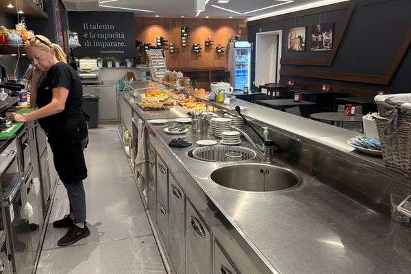 Azienda in vendita: Colazioni pranzi aperitivi. a Genova - Negozi - alimentari e ortofrutta - Immagine principale