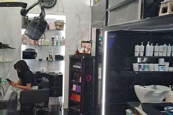 Azienda in vendita: Cedesi salone parrucchieri avviato a Napoli – Capodimonte a Napoli - Parrucchieri - Immagine principale