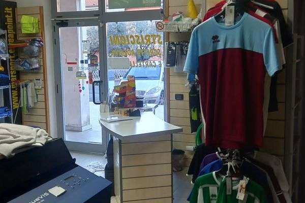 Azienda in vendita: Attivo di abbigliamento sportivo e premiazioni stampe e ricami a Sarzana - Negozi - abbigliamento - Immagine principale