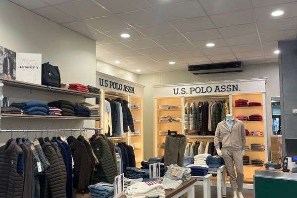 Azienda in vendita: CEDESI ATTIVITÀ COMMERCIALE – NEGOZIO DI ABBIGLIAMENTO A CHIVASSO a Chivasso - Moda e abbigliamento - Immagine principale