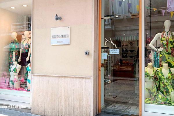 Azienda in vendita: Vendesi boutique storica di biancheria intima e costumi da bagno  a Pescara - Negozi - abbigliamento - Immagine principale