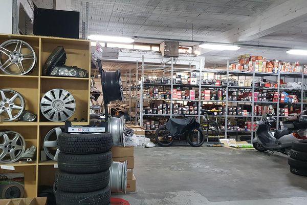 Azienda in vendita: Vendo attivita' comm. di ricambi piu' locale sito in Savona.    a Savona - Ingrosso e Distribuzione - Immagine principale