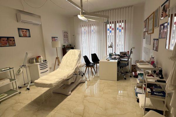 Azienda in vendita: Vendo ambulatorio medico completamente arredato al primo Pian0 a Andria - Studi Medici e Poliambulatori - Immagine principale