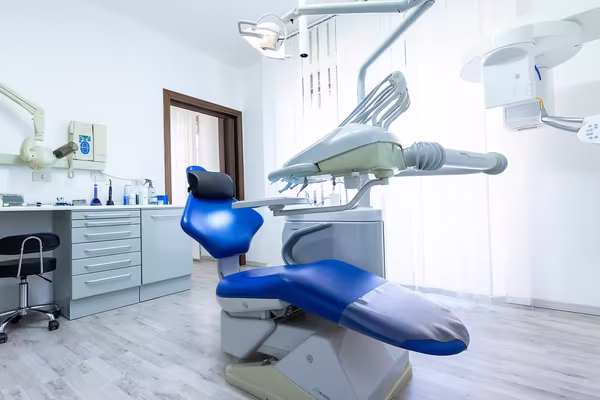 Azienda in vendita: Studio dentistico (Varese provincia) a Varese - Studi Medici e Poliambulatori - Immagine principale
