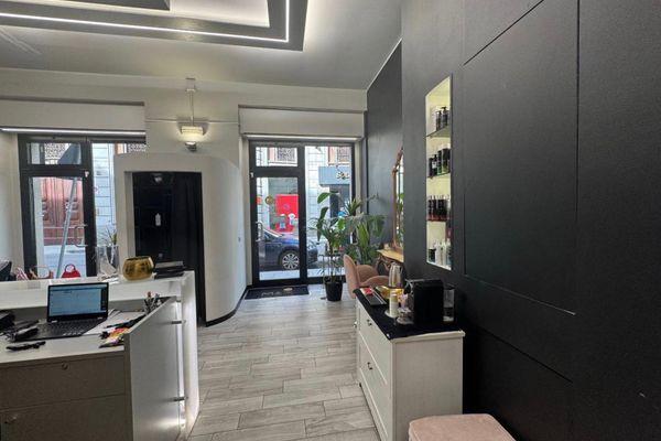 Azienda in vendita: CEDESI PARRUCCHIERE – MILANO CORSO COMO / PORTA NUOVA – 2 VETRINE a Milano - Parrucchieri - Immagine principale