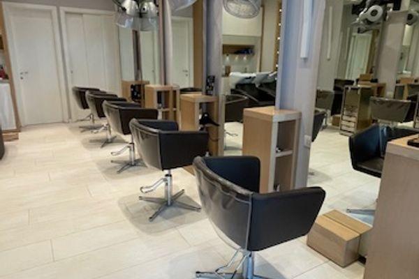 Azienda in vendita: Cedesi avviato salone di 40 mq – Zona Centralissima Riccione a Riccione - Parrucchieri - Immagine principale