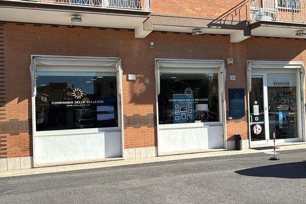 Azienda in vendita: Vendo per cambio residenza attività avviata dal 1998 a Roma - Parrucchieri - Immagine principale