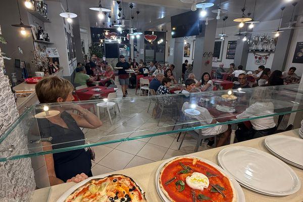 Azienda in vendita: Attività di ristorazione in centro città con grande passaggio a Sarzana - Pizzerie - Immagine principale