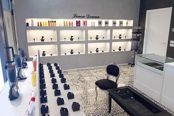 Azienda in vendita: Negozio bigiotteria, profumi e accessori moda – Darfo a Darfo Boario Terme - Gioiellerie e oreficerie - Immagine principale