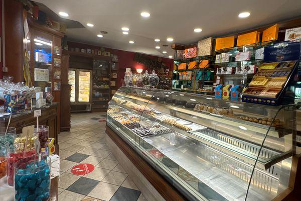 Azienda in vendita: Vendita attiva di pasticceria gelateria caffetteria  a Milano - Pasticcerie - Immagine principale