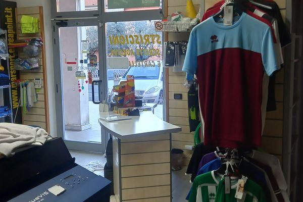 Azienda in vendita: Attivo di abbigliamento sportivo e premiazioni stampe e ricami a Sarzana - Negozi - abbigliamento - Immagine principale